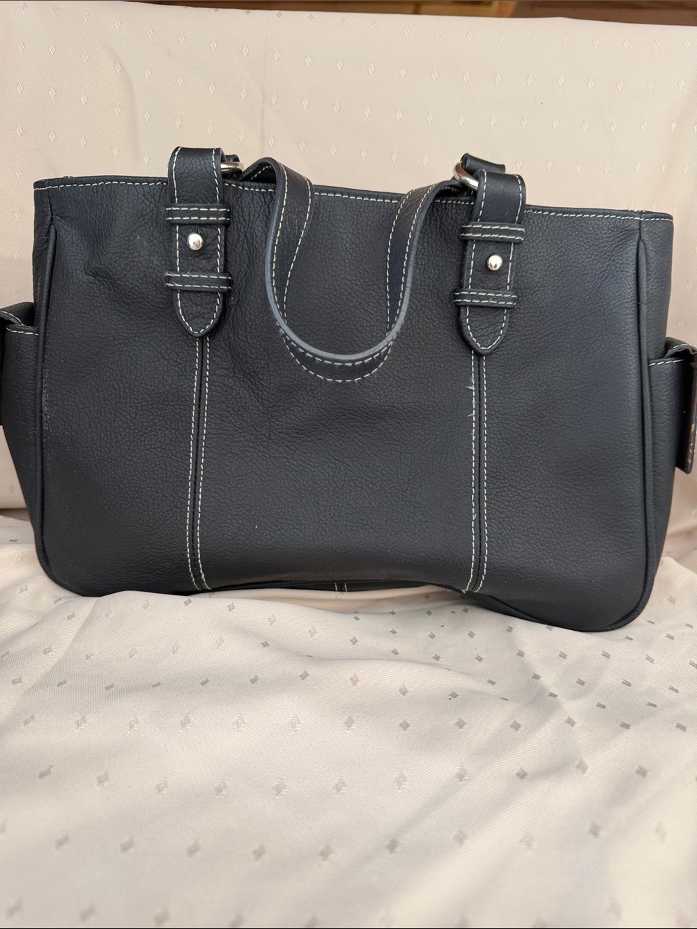 Amerileather Black Everyday Shoulder Bag with Contrast Stitching